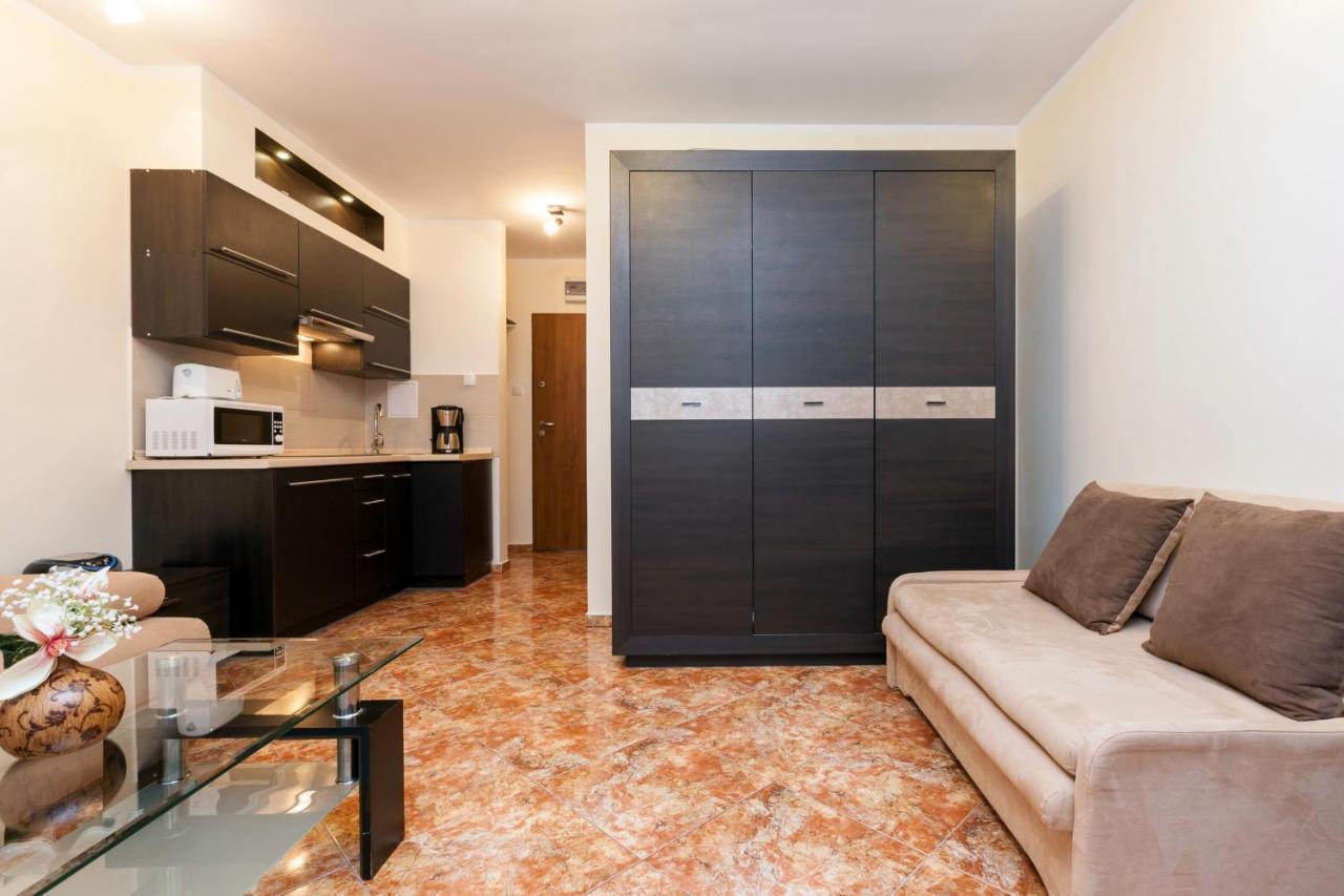 Center Iii By Renters Apartment